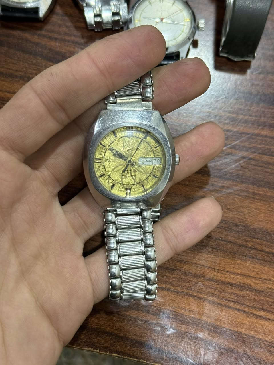 مجموعة ساعات للبيع
عدد 15  قطعة سويسري
7 /اتوماتيك
7/تكويك
1/ساعة جيب
سعر القطعة ٣٧ الف شلع
مفرد كل قطعة سعر شكل
كلهم شغالين
يوجد توصيل جميع المحافظات 
***********
