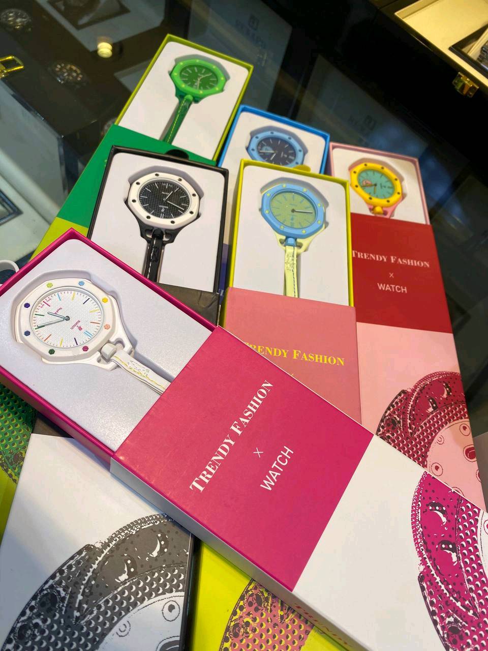 وصول موديلات AP-Swatch 
Royal Pop ✨⌚
تصاميم عصرية وألوان جذابة تناسب جميع الأذواق.🟠😍✅
✅ مكينة كوارتز دقيقة. 💎✅ 
سير سيليكون مرن ومريح. 👍✅
 خفيفة الوزن ومناسبة للاستخدام اليومي.😍✅
 يمكن ارتداؤها أو استخدامها كإكسسوار للحقيبة أو الميدالية. 👜🎒✅
منين موقعك بالعراق بالضبط حتى أضيفه بالاعلان، واذا عندك توصيل لأي محافظة شكد سعره؟: 
بغداد توصيل جميع المحافظات 5 
الساعة بيها صندوقها الأصلي وكل الملحقات لو بس الساعة والسير؟: 
نعم 
الألوان المتوفرة حالياً شنو، وهل أكو أكثر من قطعة من نفس اللون لو الكمية محدودة؟: 
اخضر وابيض واسود وازرق و وردي