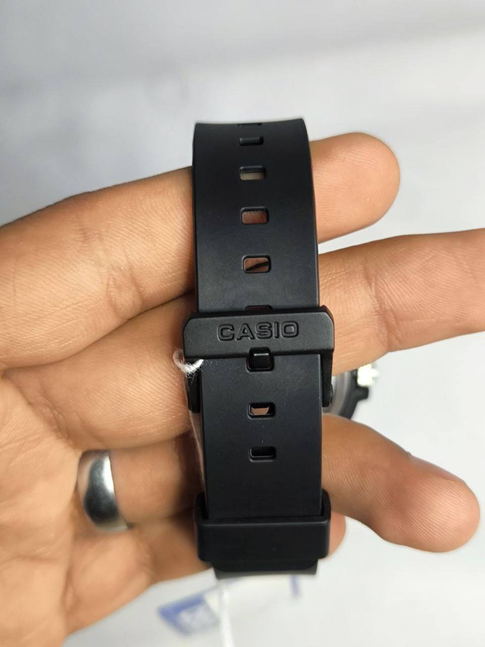 كاسيو CASIO اصلي ضمان دولي
تحفة فنية
لمحبي الساعات العمليه المتينة
مكينة كوارتز ياباني 
ميناء اسود فخمة مزودة بمنفذ تاريخ شهري واسبوعي 
فول لامينوس اميال وارقام 
زجاج معدني ضد الخدس 
مقاومة ماء 100 متر 
مقاومة لضروف العمل 
سير ربل طبي ضد البكتيريا وتجمع الاوساخ 
علية ضمان دولي لمدة سنة 

⚠️ملاحظة متوفر قطعة واحدة فقط 

السعر :- 60 الف ع اول تم 
السعر غير قابل للتفاوض 
للحجز والاستفسار يرجى مراسلة الصفحة


**إذا كنت صاحب هذا الإعلان وتريد حذفه لأي سبب، رجاءا أرسل رسالة إلى الدعم الفني**