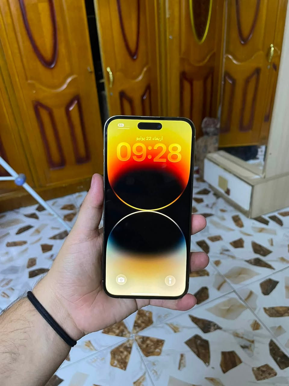 للبيع ايفون 14 Pro Max
*الذاكرة*: 128GB
*اللون*: الذهبي
*البطارية*: 100% مستبدلة اصلية
*النموذج*: شرق اوسط ماستر AAA
*الشاشة*: 3 خيارات مستبدلة شرط اصلية - تفصيخ شرط
*الظهر*: بيه فطور ناعمة
*الحالة*: كلشي شغال بدون عطل
- شحن ✔️
- مكالمة ✔️
- تكنيك ✔️  
- فيس ايدي ✔️
- واي فاي ✔️
*الفحص*: تجي تفحص ع راحتك وين ما تريد
*السعر*: 575 ألف وبي مجال
*المكان*: بغداد - مدينة الصدر
*التوصيل*: لا يوجد
*واتساب*: ***********
