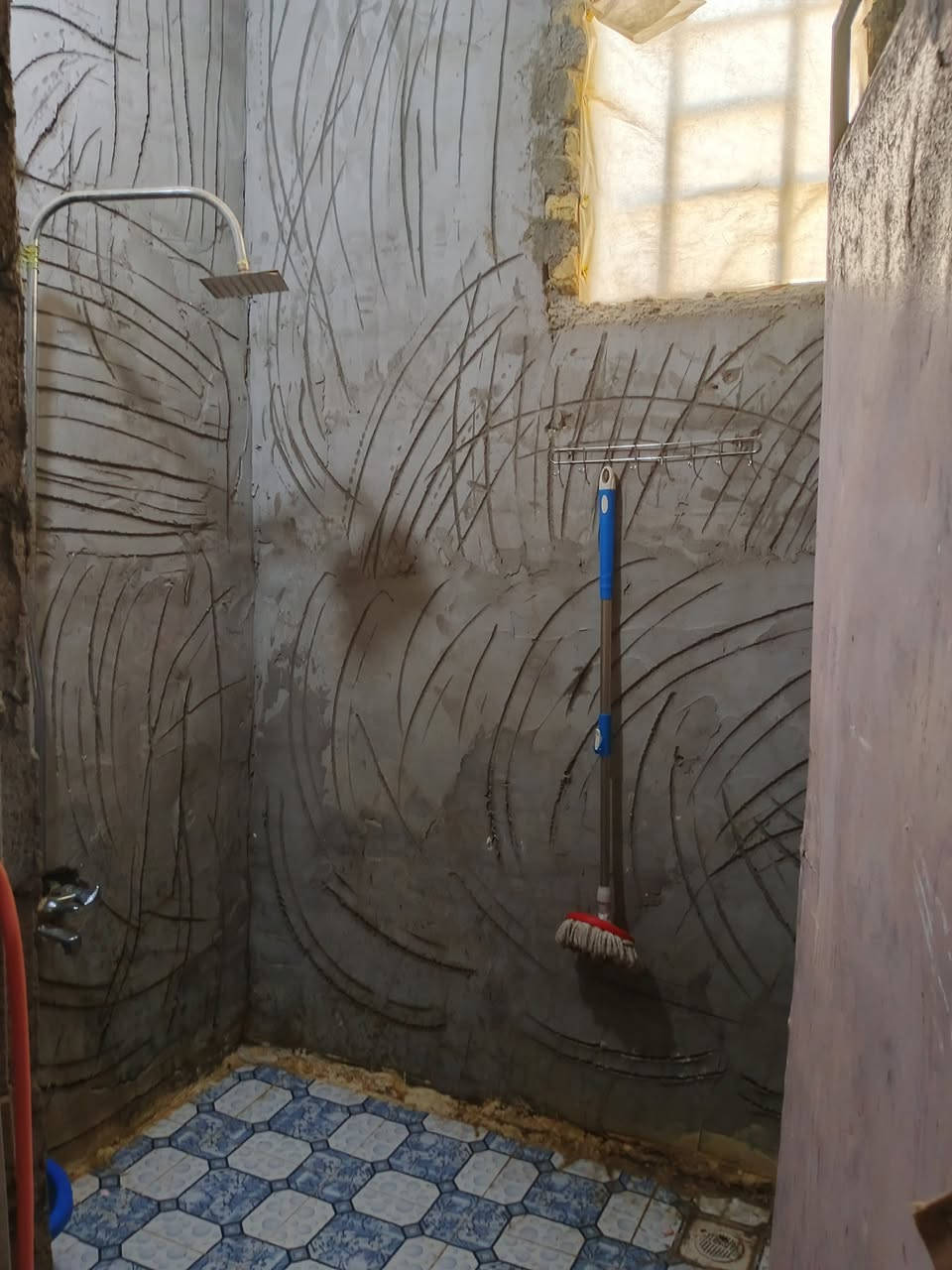 السلام عليكم عندي بيت بحي الصدرين خلف الشقق كامل من كلشي ماي كهربائي مجاري كاشي  لارضيه بس لاستقبال ماكامل والسكف صندويج سند 25 ***********
