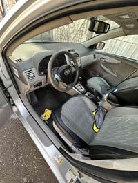 كورلا 2010 وارد أمريكي السيارة كاملة وتبرد ثلج  حادثها تكمه خلفية بيها...