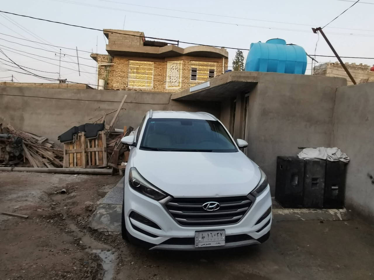 السلام عليكم
توسان موديل ١٧ وارد أمريكي مكينة ١٦٠٠ تيربو 
كشن كهرباء صندوق كهرباء سايد بريك بالرجل كشنات مخمل ماشية ٩٣ 
رقم بغداد
١٢٥ وبيها مجال بسيط
تليفون ***********
بغداد مدينة الصدر
