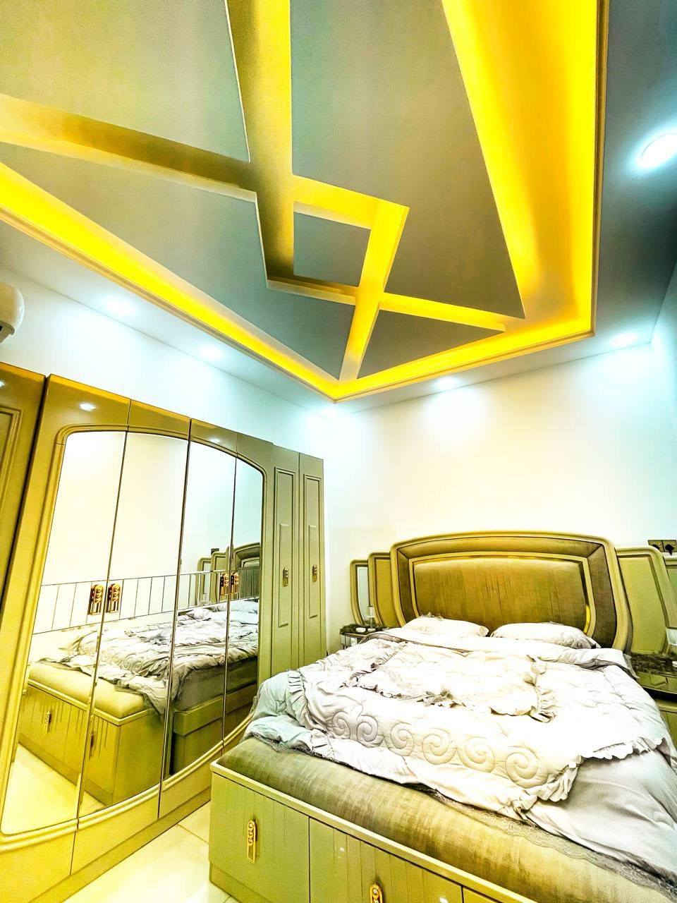 السلام عليكم
للبيع فقط: 
بيت في الاسكان شارع مكتب الحياة ع الشارع مباشرة ومقابيلة سايدينً
بيت 150 متر طابقيين يتكون الطابق الاول من استقبال - صالة- مطبخ حار +بارد - مجمع صحيات.

الطابق الثاني 3 غرف نوم - صالة - مجمع صحيات.
السعر 230 مع مجال بسيط للشراي 
للاستفسار اكثر الاتصال ع الرقم ***********
