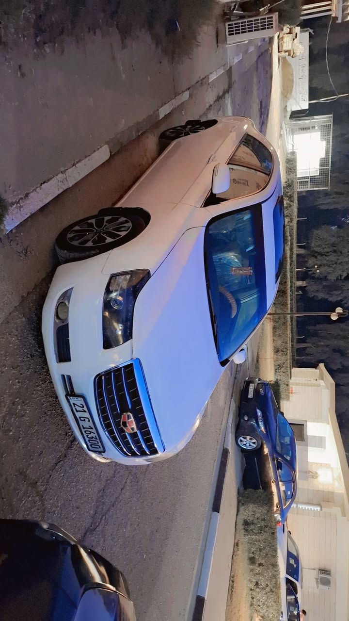 جيلي امكراند S8 موديل 2013  رقم سليمانيه جديد حجم كبير محرك حجم 2400 مواصفات سلايت حساسات بردات كهربائي كله شغاله تبريد تدفئة بلادى داخل اصفر جلد تبريد قتعتين شاشة ايباد كامرا سيارة بيه قطعتين بونيد وجاملغ أمامي رش بدون دواخل
ترهم مراوس وترهم بيع للاستفسار رقم الهاتف ***********
