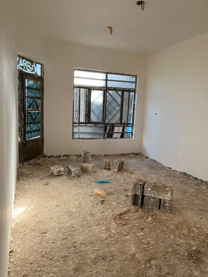 🏡 للبيع بيت فرصة بسعر مناسب
📍 الموقع: بدعة أسود، مقابل سيد الأوصياء، الشارع المجاور لسكة القطار.
📐 المساحة: 180 متر مربع.
🚗 عرض الشارع: 6 متر.
مواصفات البيت:
غرفتان:
غرفة في الطابق الأرضي.
غرفة في السطح معزولة بالكامل بدرج خارجي، تحتوي على حمام وتواليت، وتصلح كسويت مستقل.
صالة.
مطبخ.
منور.
حمام داخلي.
حمام خارجي.
حالة البناء:
البيت مؤسس بالكامل من ناحية الماء والكهرباء.
ملبوخ سمنت وجص للسقوف
الصالة والغرفة الداخلية بيها بياض.
يحتاج فقط إلى إكمال التشطيبات النهائية، بسبب عدم توفر الإمكانية لدى صاحب البيت.
📄 نوع السند: طابو زراعي.
💰 السعر المطلوب: 100 مليون دينار عراقي، قابل للتفاوض بالمعقول.
للاستفسار ، يرجى التواصل على الخاص أو الاتصال.
***********
