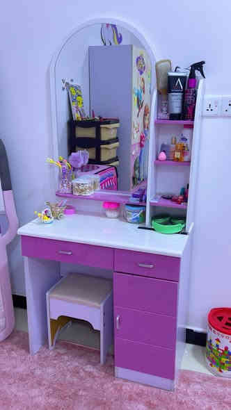 غرفه أطفال بناتي 💓💞 نظيفه جداً 
شخط بسيط  من المعمل 
سرير نفر  طبع حراري دبل مجر تحت السرير ١٩٠*٩٠ 
+ ميز جانبي للسرير ٢ مجرات 
كنتور ٣ أبواب
ميز تواليت + طابورية 
مرايا 🪞جانبيه شكل دب 
+ موكيت باللون الوردي   وبردة  شباك بسعر رمزي مع الغرفه 
سعر الشراء كامل مليون دينار سعر البيع ٦٥٠ الف 🔐 قفل 
مده الاستخدام سنه وشهر 
***********
