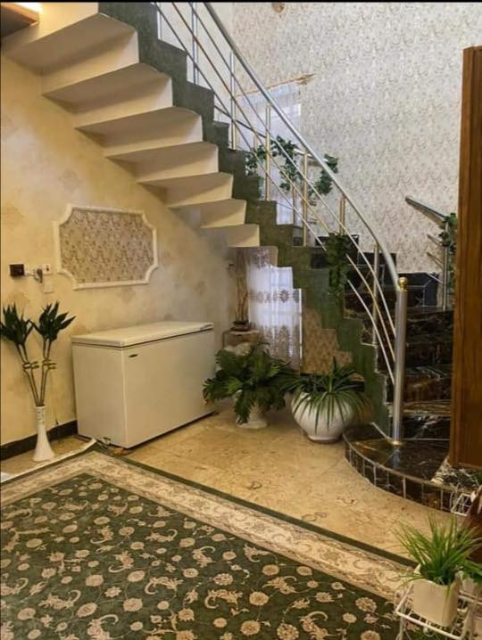 السلام عليكم يوجد بيت كامل للايجار   مساحته ٣٠٠ متر يتكون من خمس غرف جديده مع صحيات عدد ٢ وصالتين كبيرات البيت يتكون من طابقين 
الموقع البصره الطويسه  قربب على الشارع العام 
للايجار فقط شركه او مكتب للاستفسار الاتصال على ‭
‭ ٠٧٨٩ ٠٣٤ ٩٢٧٨‬ ‭

