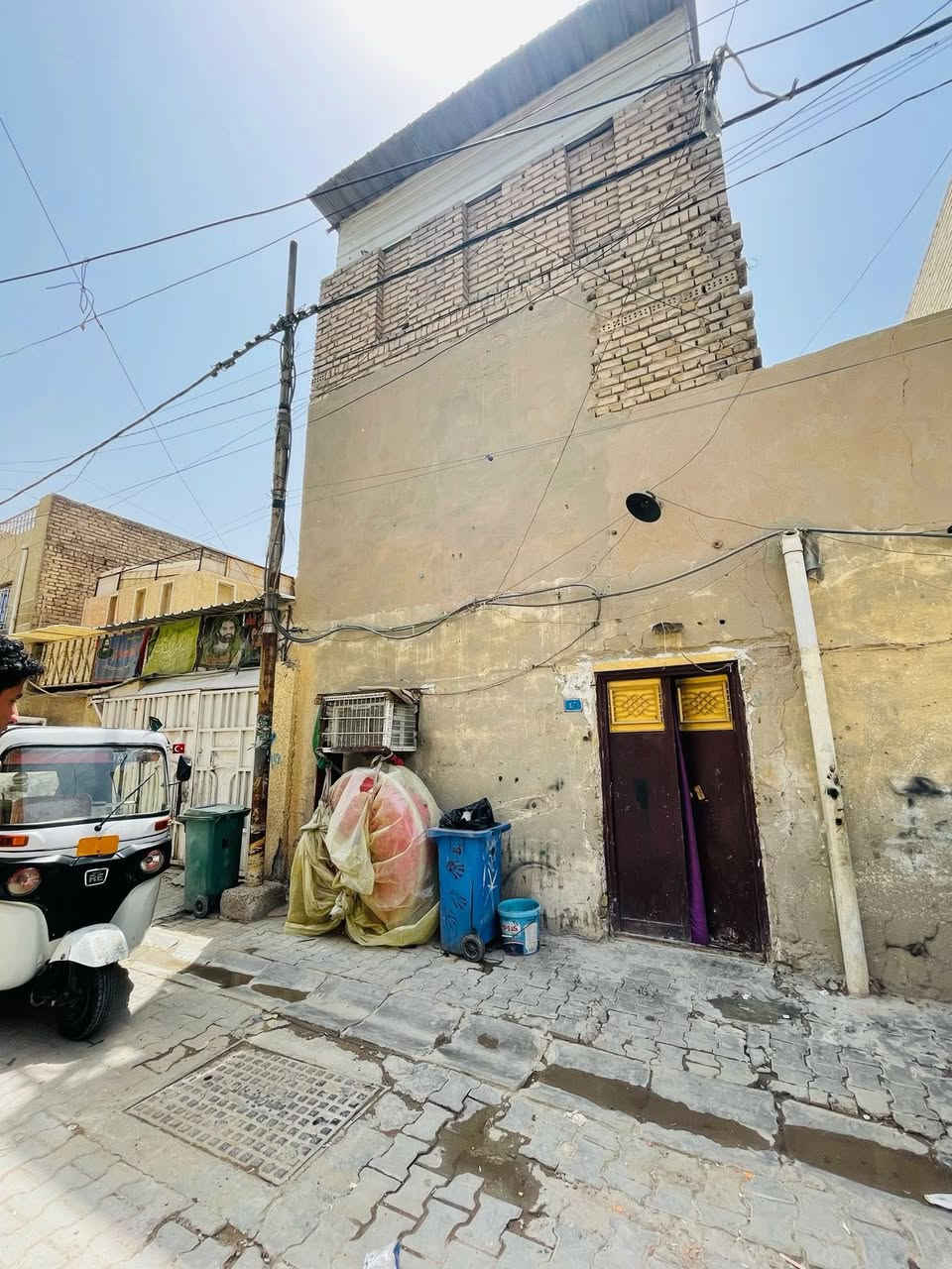 السلام عليكم نصف قطعه اللبيع إماميه 

مساحه 72 متر في قطاع 78 تحتوي ع استقبال + غرفه +حوش + مطبخ +ترك +حمام وتوليت. الطابق الاول 

الطابقه الثاني يحتوي ع غرفتين وحمام +درج طابخ ثالث مخزن وسطح. العنوان مدينة الصدر قطاع 78 مقابيل بنزين خانه الاستفسار  الاتصال او واتساب ***********
