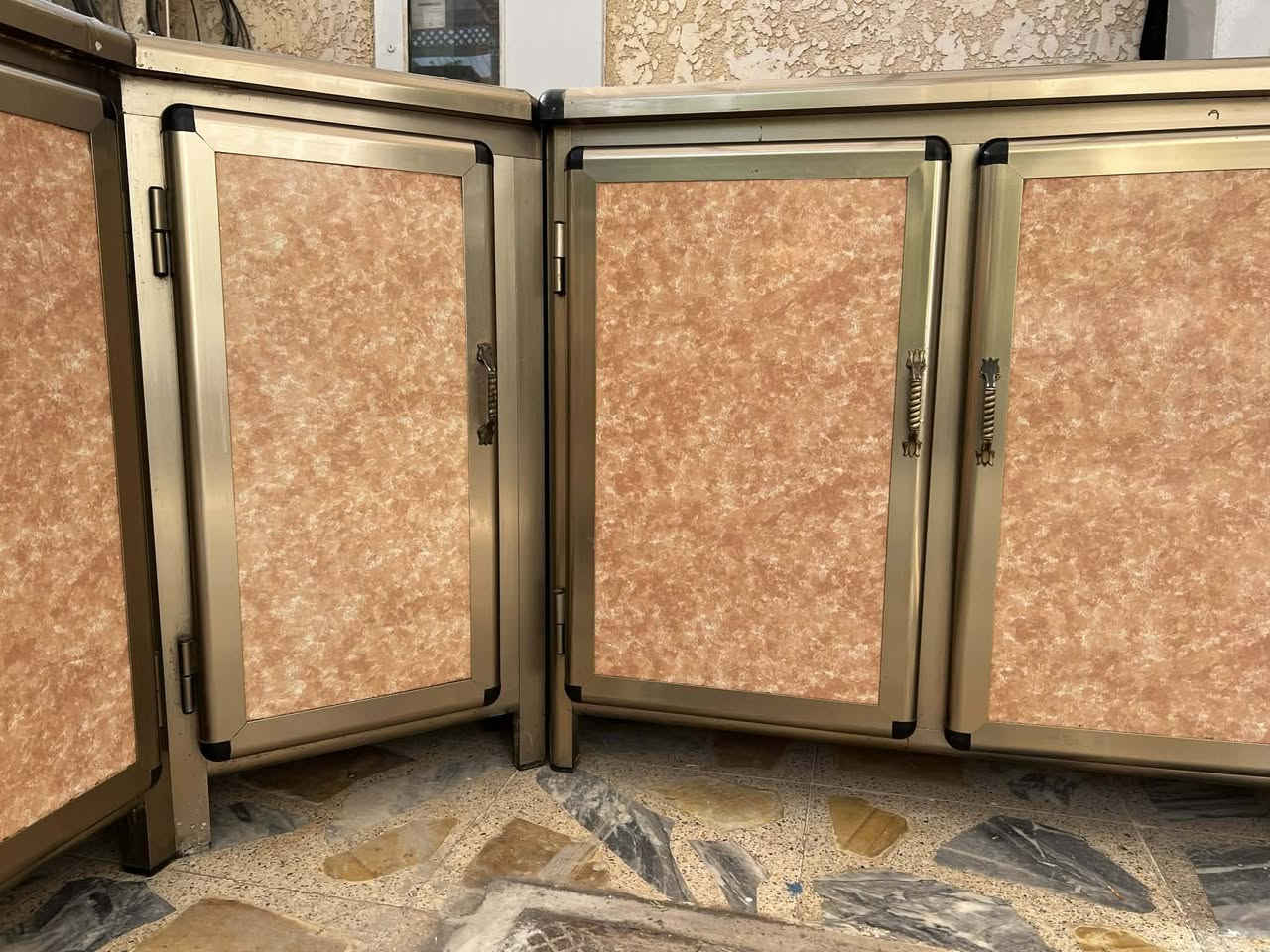 كاونتر كثير نظيف قياس السنك مترين و37 /قياس الوسط مترين /قياس الزاوية مترونص
للاستفسار عالرقم ***********
