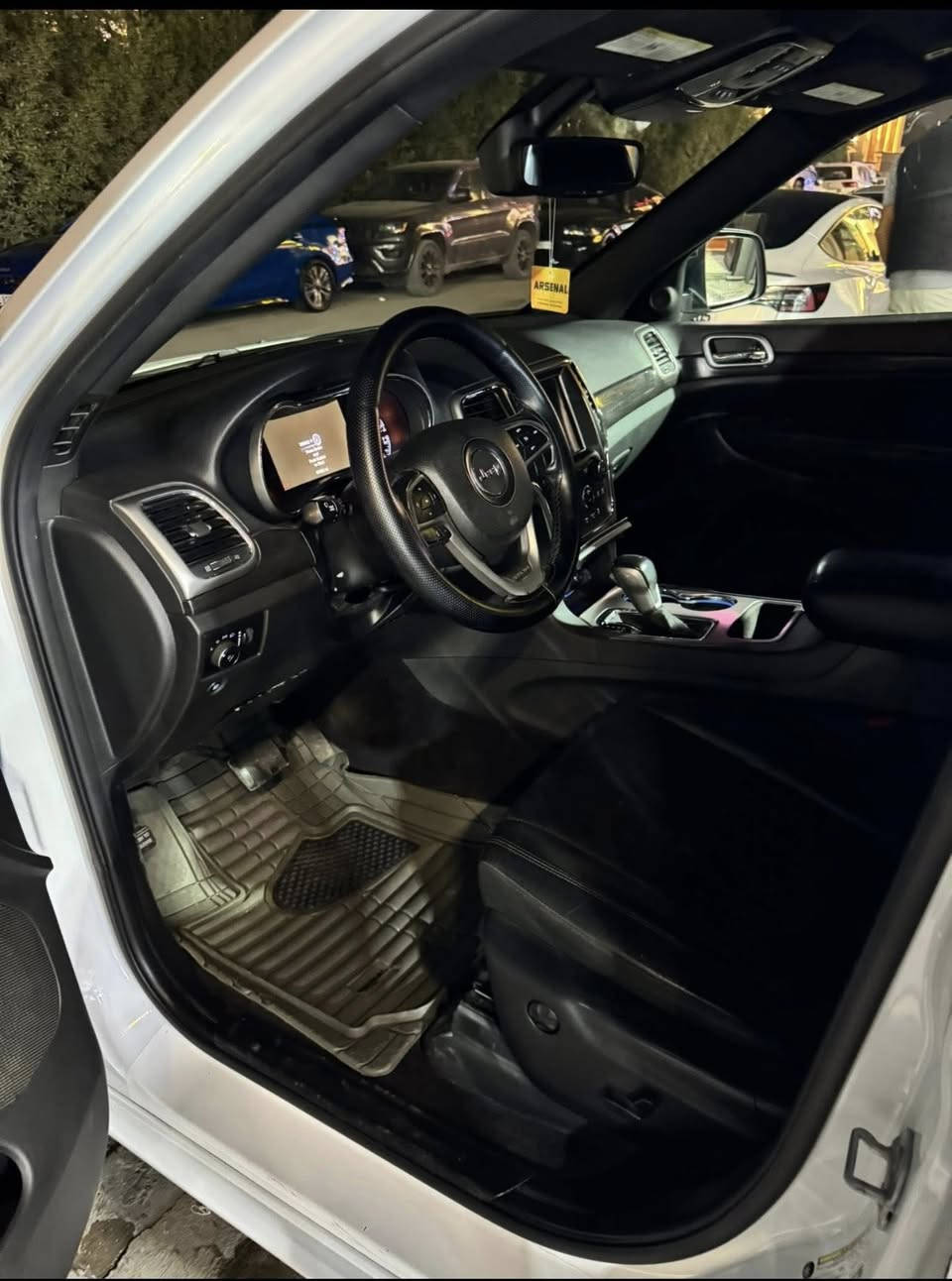 جيب كراند شيروكي امريكي
موديل 18 لون ابيض رقم بغداد

مواصفات 

محرك  V6 3.6

بانورامـا 

ماشيه 83الف

بصمه + تشغيل عن بعد 

كراسي جلد

رادار خلفي جانبي

اطفاء ذاتي

قطعتين تبريد

كشن سايق كهربائي 

كشنات تدفئه + تبريد 

ويل 20 اسود

ستيرن تدفئه + تبريد

صندوك كهربائي 

وبيها خير مواصفات 

# الضرر موضح بالصور وسونار 

# السعر 248 ورقه

موقع بغداد رقم ***********
