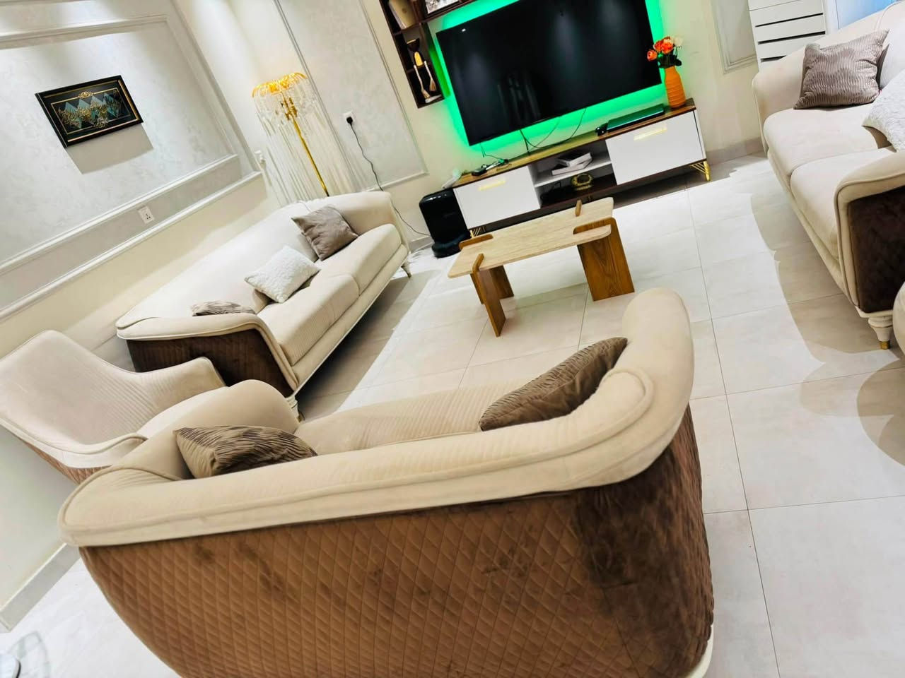 للبيع تخم قنفات مستعمل

🛋️ تخم قنفات مكون من 10 مقاعد.
✨ الحالة العامة: نظيف ومحافظ عليه، والقماش بحالة جيدة 
⚠️ يوجد ضرر (كسر بسيط) في إحدى القنفات، موضح بكل شفافية، ولا يؤثر على الاستخدام، ويمكن إصلاحه لمن يرغب.

التخم مناسب للاستخدام المنزلي، وتصميمه أنيق ولونه بيج يتناسب مع مختلف الديكورات.

💰 السعر: 700 وبي مجال 

للاستفسار أو التواصل يرجى مراسلتي على الخاص


**إذا كنت صاحب هذا الإعلان وتريد حذفه لأي سبب، رجاءا أرسل رسالة إلى الدعم الفني**