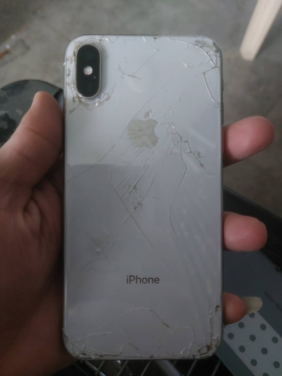 السلام عليكم
اكس عادي 
ذاكره 64
بطاريه 100 
مبدل شاشه + فيس ايدي 
كلشي شغال بي 

سعره ٩٠ 
مكلف بلنشر 
***********
