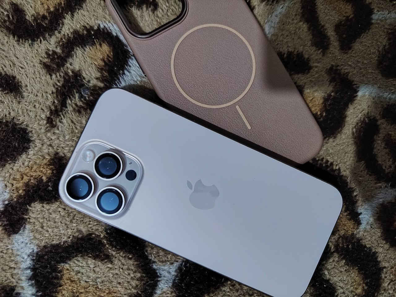 ايفون 16 برو ماكس ذاكره 256 بطاريه 94 نضيف لوك شرط سعر 1200 قفل تصال برقم ***********
