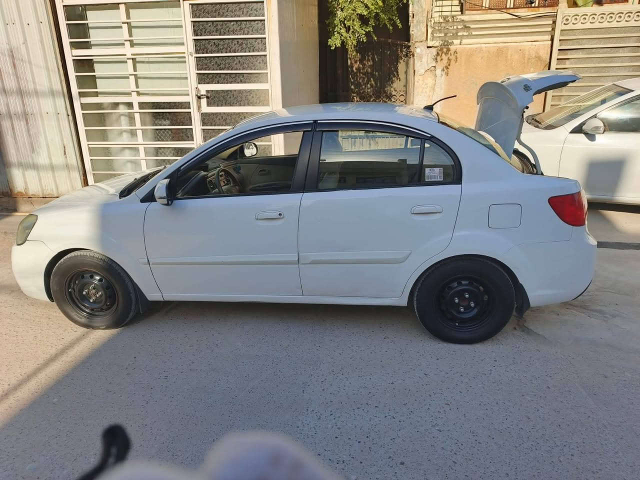 #للبيع
كيا ريو موديل 2011 خليجي رقم واسط إنكليزي 
السيارة ما بيها لا ضربة ولا صبغ ولا تبديل 
داخل عسلي 
إشارة بالمري 
محرك 1600
كير ومحرك خير من الله 
تدفئة تبريد 
كهربائيات كلها شغالة
مسوي ادامة كاملة عليها اليوم 
مكاني بغداد 
الشراي يتصل على الرقم ***********
 أو يدخل خاص واتس اب أو ماسنجر 
إلي يحب بس يحجي ما عندي وقت إخوتي وكلكم على راسي والله واعتذر مقدما
