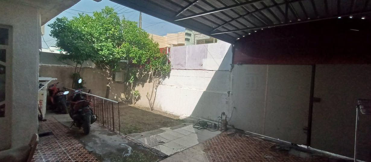 بيت للبيع 200 متر 
بغداد 
غرفتين نوم كبار 
سعر 270 بي مجال قليل 
بي قرض عقاري 71 مليون  متبقي 
يدفع كل شهر 438 الف 
للاستفسار الاتصال *********** بغداد, العراق
