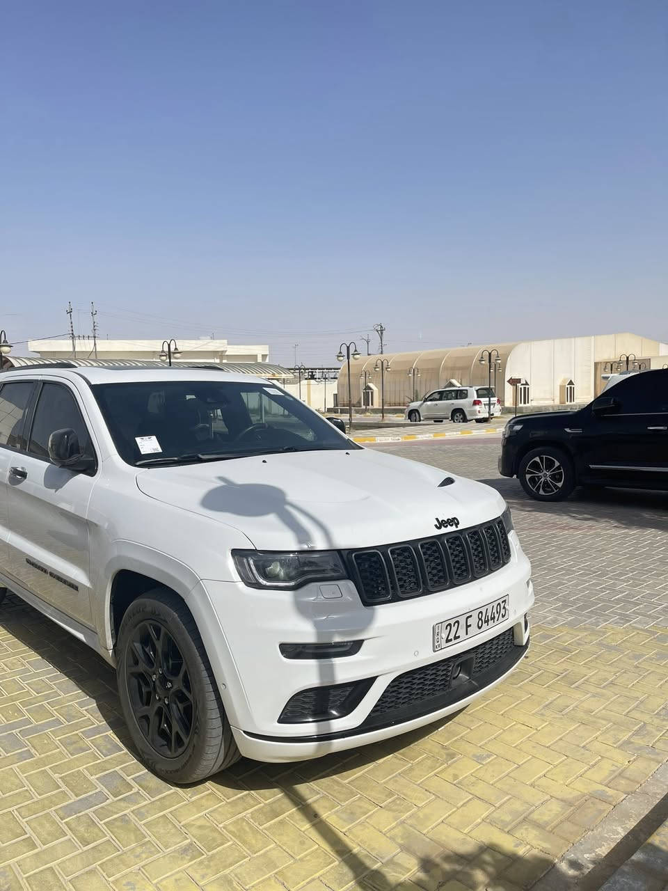 سلام عليكم 
جيب كراند شيروكي فئة ال  S اس ( خـليـجـي ) ام رادار 
‏‎موديل 2022  فول مواصفات وكالة هارلم ام ضمان 
المحرك : V6.  3.6L ‎  
ملاحظه السياره مغلفه بي بي اف بل كامل PPF
وتحتوي ع تضليل كتاب رقم اربيل الجديد بسمي تحويل ثاني يوم  ؟
سياره مكفوله من الصبغ و التبديل و البارد 
‏‎ ماشيه 21 الف ميل  حقيقي شرط فحص 
سياره جديده جدا ارضيات الشركه بل جيس 
سياره جديده استخدم شخصي و قليل 
‏‎ السيارة وكالة  داخل احمر بلادي المرغوب 📍❤️
لون ابيض سياره جديده بمعنى الكلمه 
‏‎* المواصفات :
‏‎*رادار امامي وجانبي 
‏‎* نقطة عمياء .
‏‎*داخل جلد 
‏‎* دفع رباعي 4x4 . 
‏‎* فرش المقاعد من الجلد . 
‏‎*صفي المقاعد الأمامية كهربائية .
‏‎* ذاكرة لحفظ وضعيات الجلوس . 
‏‎* صفي المقاعد الأمامية مع تدفئة . 
‏‎* صف المقاعد الخلفية مع تدفئة . 
‏‎* ويل قياس 20 انج .
‏‎* مقود السائق كهربائي . 
‏‎* تدفئة ستيرن . 
‏‎* سقف بانوراما .
‏‎* شاشه كبيرة 8.4 انج .
‏‎* نظام الملاحة (GPS) . 
‏‎* نظام خاص للطرق الوعرة . 
‏‎* مصابيح امامية زنون . 
‏‎* المصابيح الأمامية مع LED لايت . 
‏‎* كشافات ضباب بروجكتر زنون . 
‏‎* تشغيل عن بعد .
‏‎* صندوق كهربائي .
‏‎*  حساسات أمامية . 
‏‎*  حساسات خلفية .
‏‎* كاميرا خلفية .
‏‎* بخاخ ماء لتنظيف المصابيح الامامية .
‏‎* مرايا بخاصية التعتيم الذاتي . 
‏‎* مرايا جانبية قابلة للطي . 
‏‎* بلوتوث تلفون . 
‏‎* محدد سرعة . 
‏‎* نظام تشغيل واطفاء اوتماتيكي للمحرك للتوفير من صرف الوقود . ( Auto Start System ) .
‏‎* نظام بريك اوتماتيكي ( Auto Break System ) .
💲 

‏‎للاستفسار اكثر  ***********
مكاني رمادي
بيع فقط
