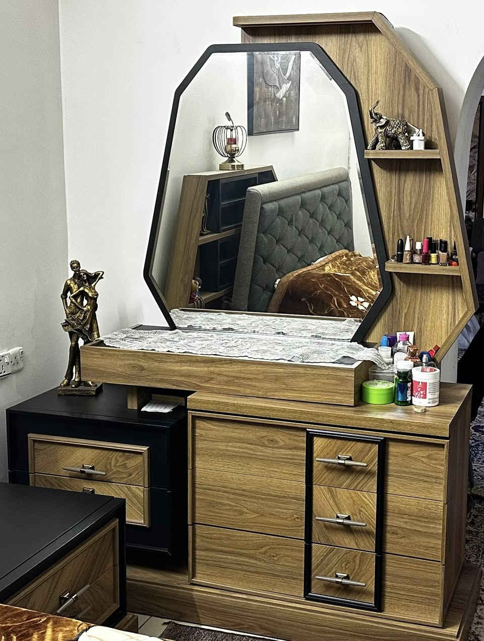 غرفة نوم تركية خشبها سويدي لونها صاجي ماخذهة من شركة ايدول غرفة فاخرة خشبها ثقيل جداً وجديدة كلش مابيهة اي ملاحظة ميز تواليت ليد السعر مليون وربع 
غرفة نوم تركية شبابية 3 اسرة وكنتور عدد 2 ميز تواليت وكومدي مجرات عدد 1 وكومدي جرباية عدد 2 الغرفة نظيفة السعر 350 الف 
سبالت نوع توسوت عدد 2 انفيرتر واحد طن شغالات وبحالة ممتازة واحد لورد سيريس واحد مون سيريس
السعر 300 الف
شاشة نوع كوسونيك حجم 42ب 100 الف 
شاشة نوع هيرو حجم 32 ب 50 الف 
ساعة جدارية فيكة السعر 50 الف 
 
مكاني حي الاعلام ***********
