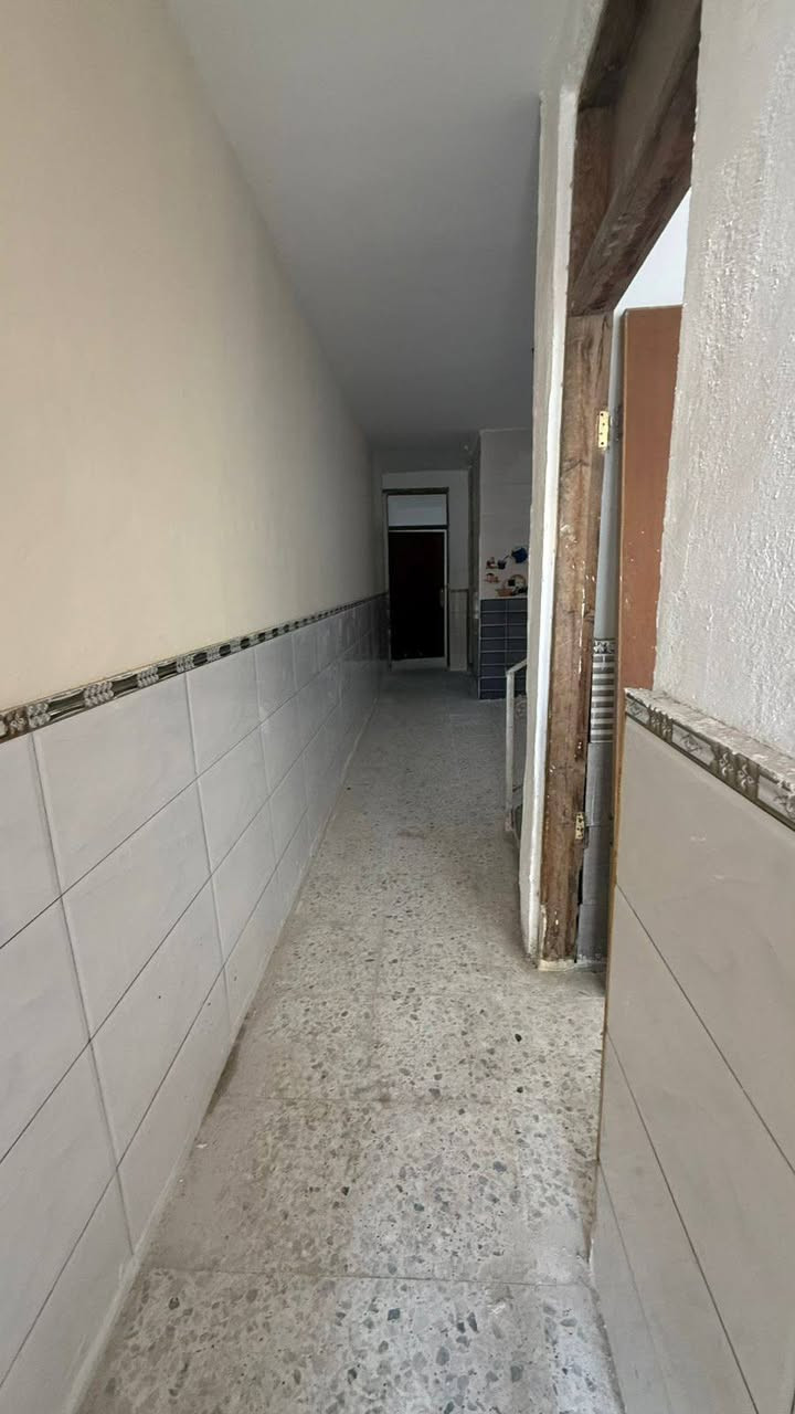 _ مساحته112متر

_ تبليط مجاري كهرباء ماء 

_ استقبال غرفة مطبخ خدمات هول 

_ للاستفسار ***********
