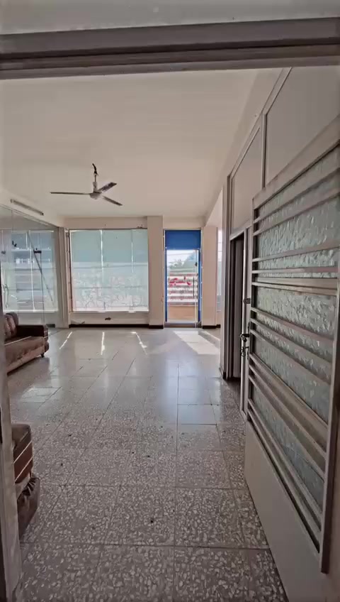 السلام عليكم 
يتوفر شقق للايجار في تقاطع الدرويش شارع البداله
مقابيل جامع الحميد 3 نوم وحولي وخدمات 
*********** موسى الكعبي
