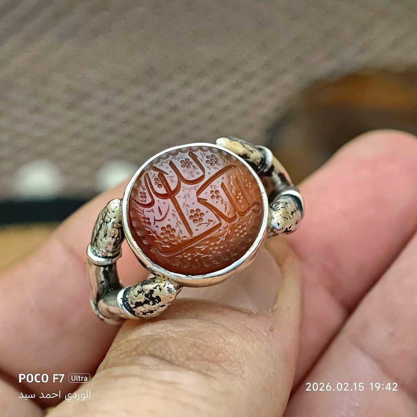 عقيق يماني مشمشي
منقوش الملك لله (امضاء اسد)
صياغة الاصطة المبدع ابو اوس البيضاني
اول قطعة من الموديل الجديد اربع رؤس ثعبان فضة عيار 1000 شغل ملكي ثقيل عنوان نجف ***********
