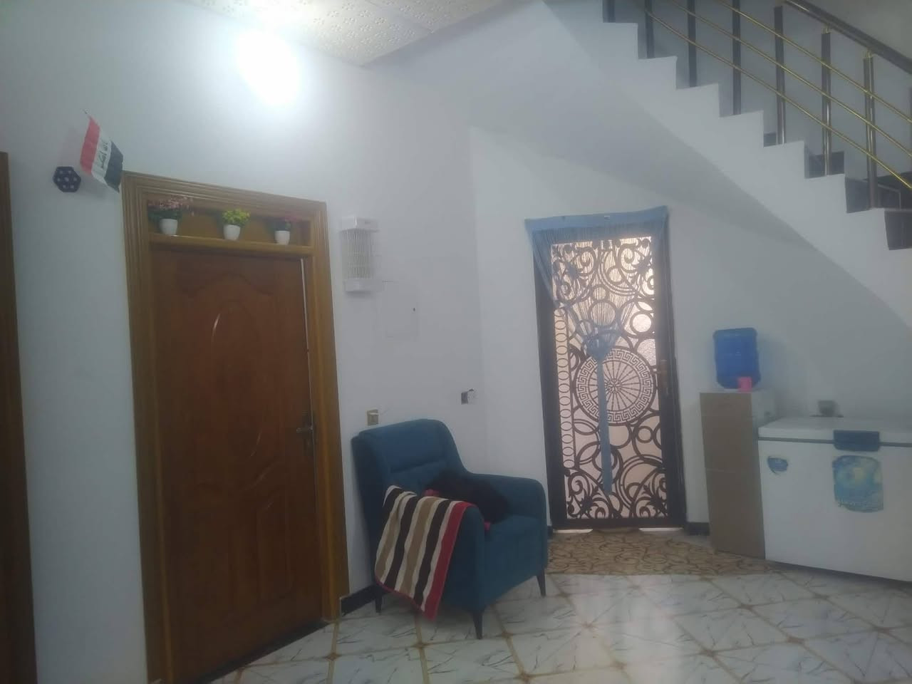 بيت وره الملعب زراعي طابقين مساحه 187 شارع 8 متر شارع السجاد البيت متكون من اربع غرف اثنين فوك واثنين جوه الحمامات نضام سويت بلغرف الجوه هول براني مطبخ حديقه طارمه مع حمامات خارجيه البيت عكاده الطابق الثاني فرمستون سعر 80 مليون وبي مجال


**إذا كنت صاحب هذا الإعلان وتريد حذفه لأي سبب، رجاءا أرسل رسالة إلى الدعم الفني**