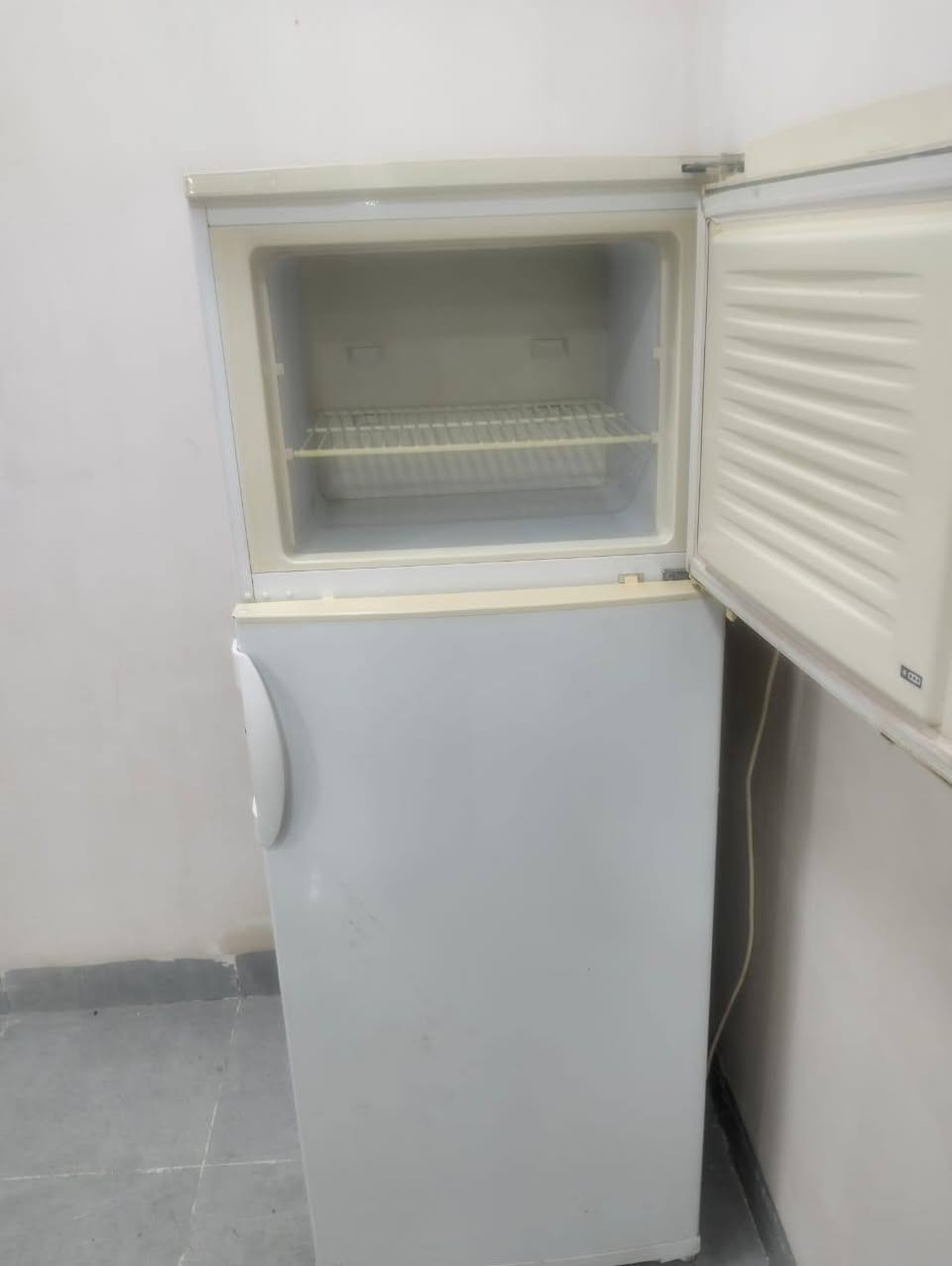 ثلاجه للبيع بشرط تاخذها كلش نظيفه ما واصله تصليح بلاد ارجلك ١٦قدم  السعر١٤٠الف الاتصال***********
