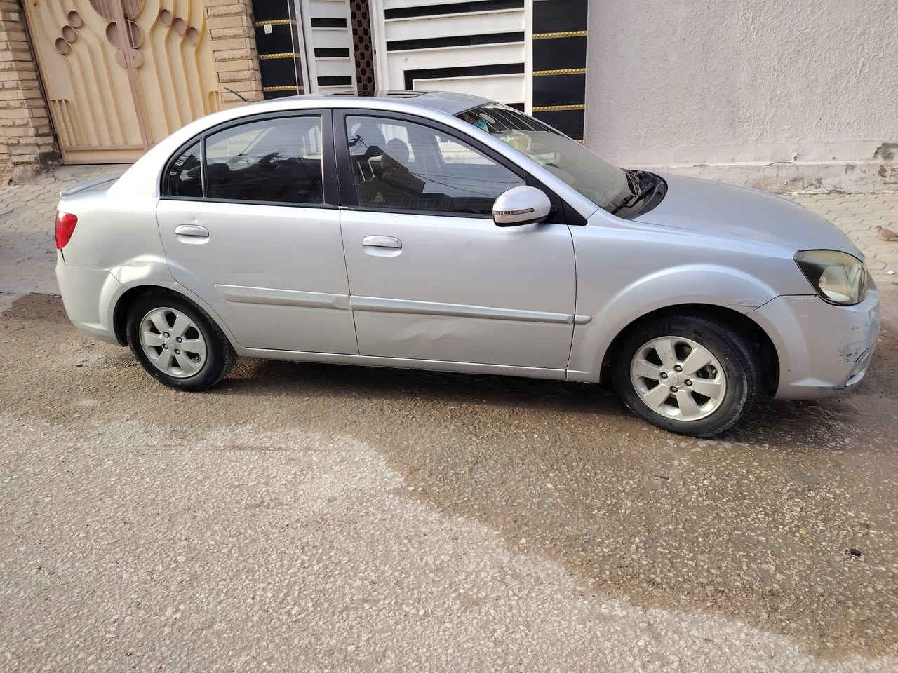 تحية طيبة
كيا ريو مديل 11 رقم بغداد باسمي السيارة محرك 1600 مكفولة من صبغ وتبديل فقط بارد  للاستفسار ***********
