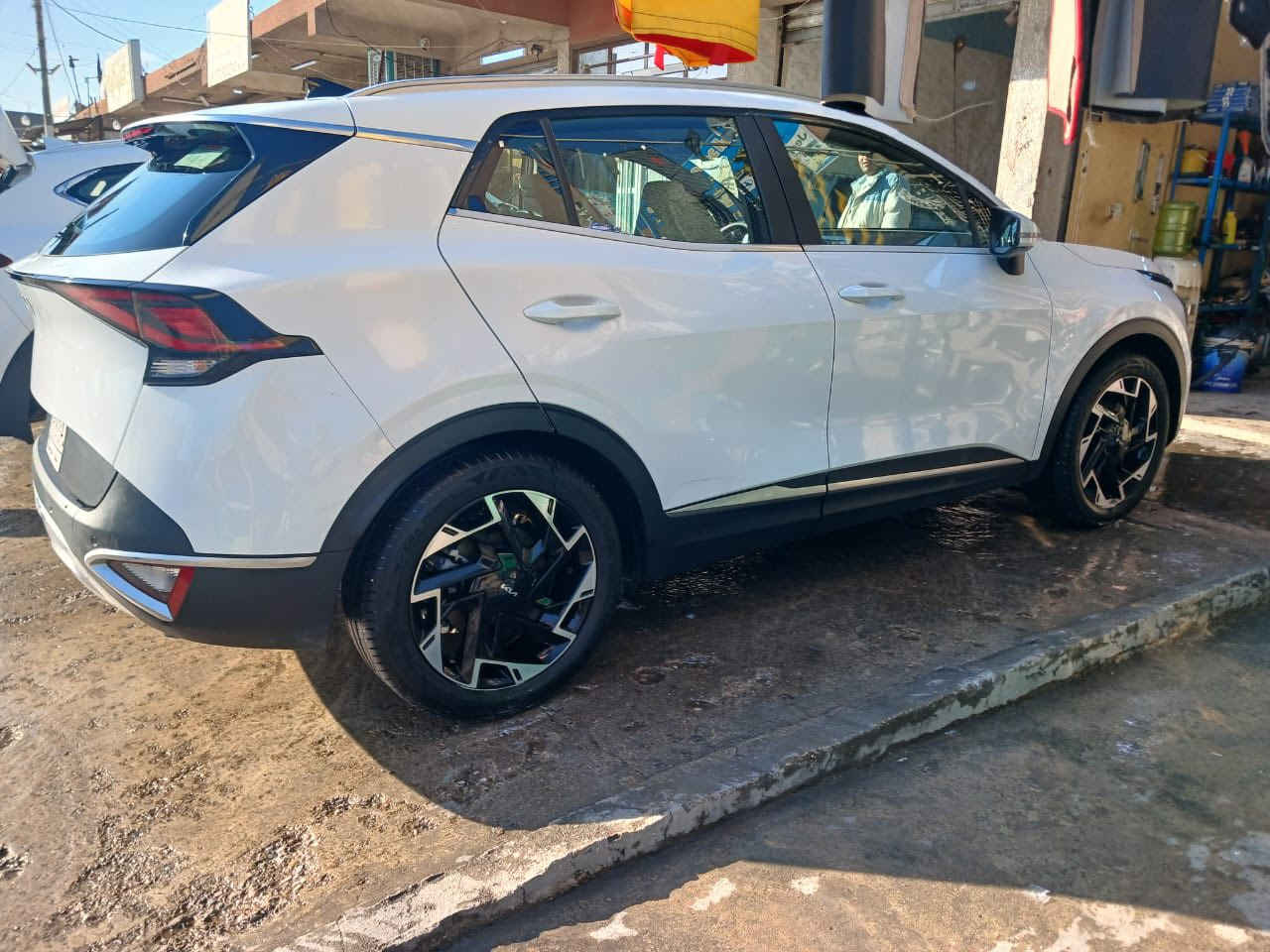 السلام عليكم
كيا سبورتج 2022خليجي بيها رصعه بل باب مبينه بل صور 

نص فول

ماشيه 17 

حساسات امامي

حساسات خلفي

لايت زينون + LED

كشافات 

Apple Car play شاشة

كاميرا خلفية.

Cruise مثبت السرعة

المودات والأوامر الصوتية

Drive Mode أوضاع القيادة

فحص أنظمة السيارة

حساسات ضغط اطارات

شفتات مقود

نظام ترحيب

قطعتين تبريد

هاند بريك بصمة

نظام مانع الانزلاق

نظام نزول المنحدرات

مخرج منفذ الطاقة

اطفاء ذاتي

السعر 205 وبيها مجال 

مكان السياره الشعب. 
***********
