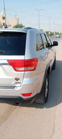 جيب شيروكي سلفر اللون وارد امريكي كلين كفاله عامه شرط السونار موديل 20...