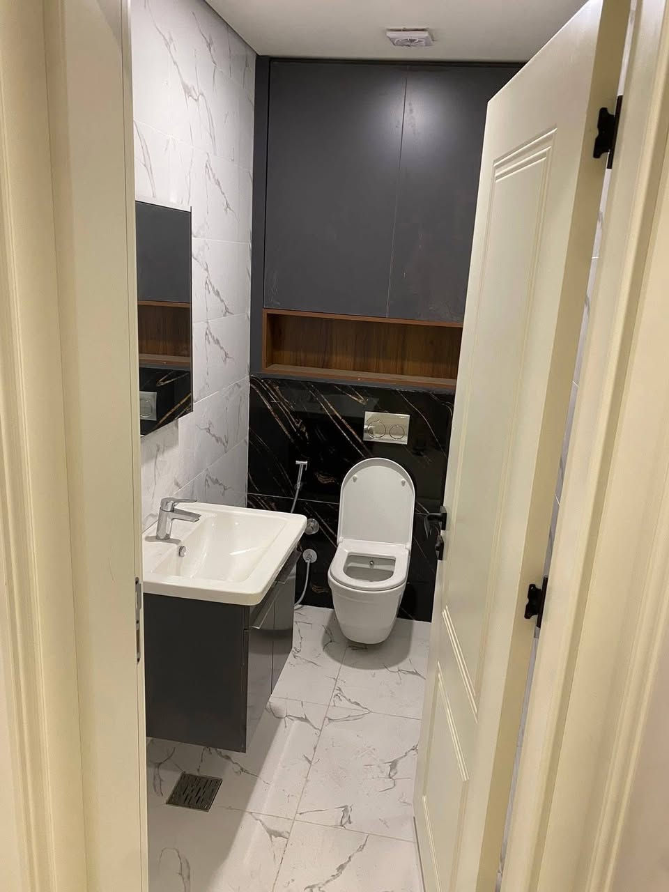 دار زراعي للبيع حديث سند ٢٥ منطقة السبع ابكار المساحة ٤٥ متر الواجهة ٤ متر يتكون من استقبال ومطبخ وغرفتين نوم وحمام عدد ٢ ومنور وبيتونة وسطح والمنطقة خدمات كاملة الاستفسار ***********
