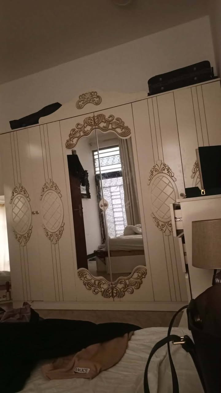 سلام عليكم عندي هذا كاونتر جديد لان مالت عرض مع طباخ وغرفه نوم اريد ابيعهم حتا افرغ مكان لتواصل *********** واتساب متوفر ملاحظه عرض كاونتر خمسه متر ويتقطع حسب مساحتكم
