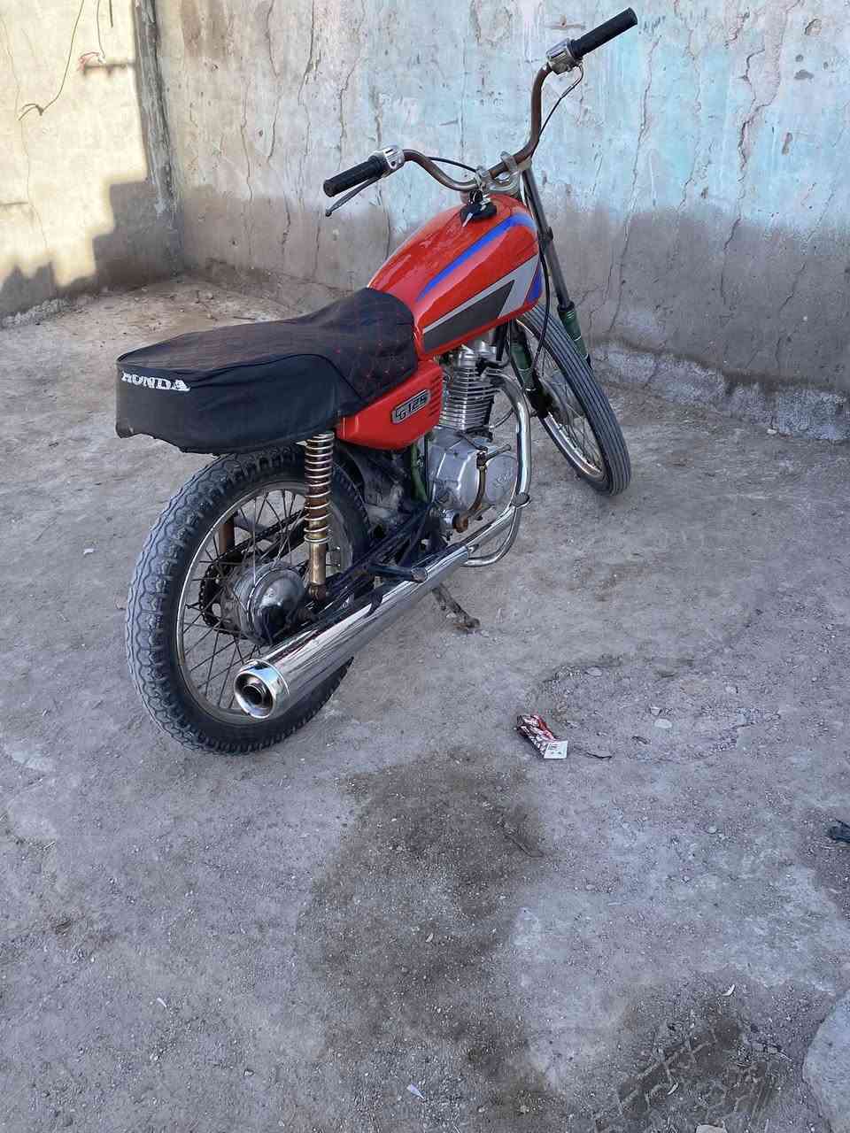 سلام عليكم عليكم دراجه أيراني نامه نضيفه حلوه فقط ناقصهه دوسات اماميه رايدهه 300 وبيها مجال قليل حك الجيا مكاني بصره 5 ميل رقم الهاتف ***********
