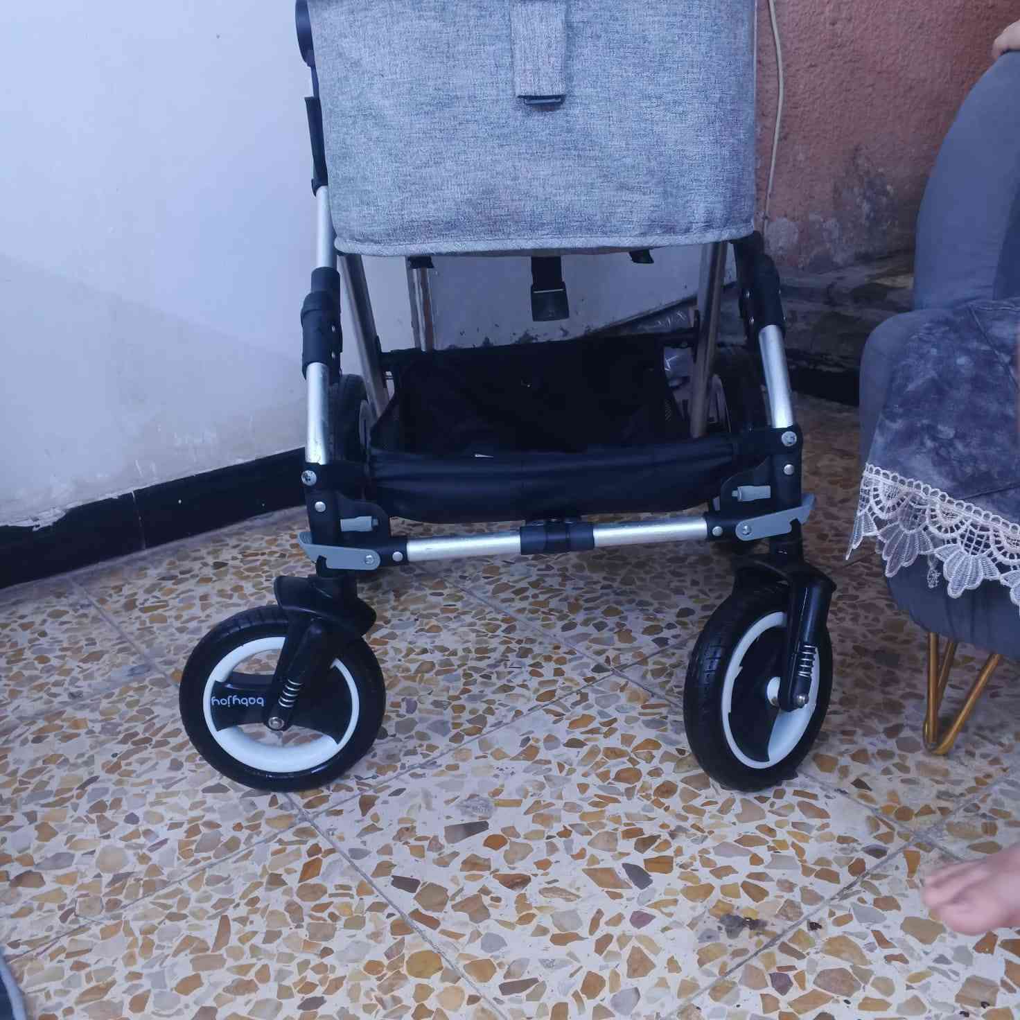 السلام عليكم عربانه طفل للبيع جايتني من الخارج وجبيره استعمال شي بسيط كلش السعر قفل ٦٠ مكاني بغداد البياع الشرطه الرابعه ***********
