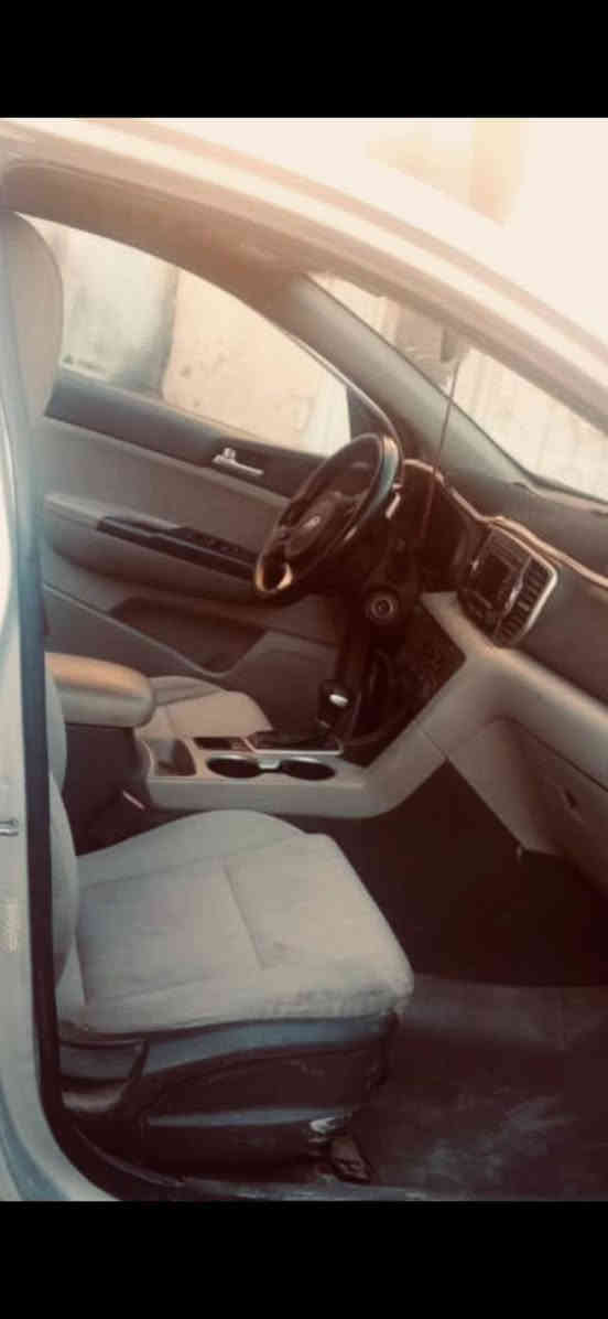 السلام عليكم كيه سبورتج موديل 2017 وارد امريكي الحادث مال السياره موجود بالصوره جهة اليمين ع الباب بس ما مبدل محركها 2400 السعر 165 رقم الموبايل ***********
