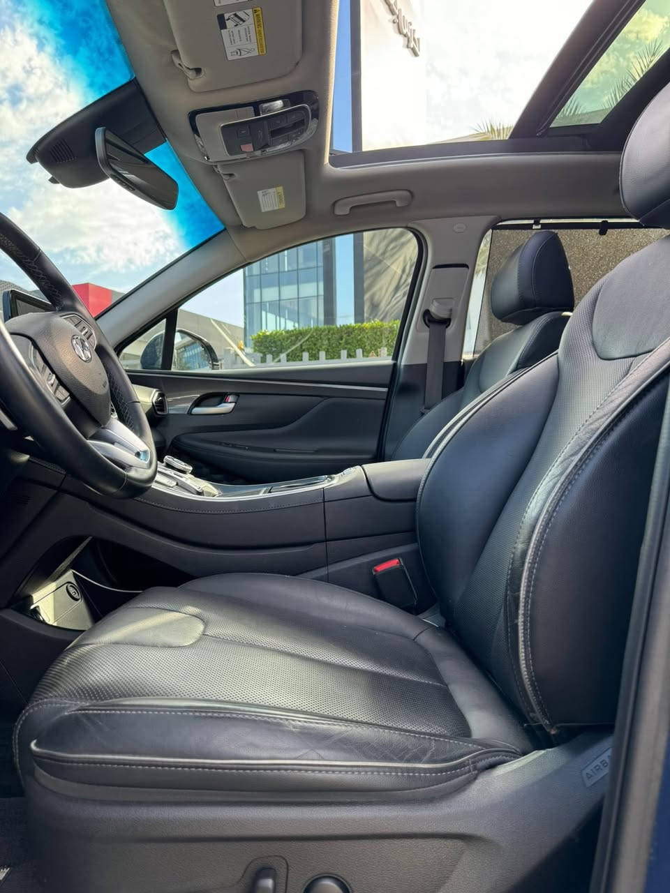 هيونداي سنتافي 2022 أعلى فئة. وكالة . هاترك  (Full Option / Calligraphy) 👇
السيارة وارد امريكي. صور لحادث مرفقه 

🚗 المحرك والأداء
 • المحرك: 4 سلندر 2.5 لتر توربو
 • القوة: حوالي 277 حصان
 • العزم: 422 نيوتن/متر
 • ناقل الحركة: أوتوماتيك 8 سرعات (DCT)
 • الدفع: رباعي AWD
 • وضعيات قيادة: Comfort – Sport – Eco – Smart + أوضاع للطرق الوعرة (ثلج / طين / رمل)

🛡️ أنظمة الأمان (Hyundai SmartSense)
 • مثبت سرعة ذكي مع التوقف والانطلاق
 • نظام المحافظة على المسار
 • تحذير النقطة العمياء مع تدخل تلقائي
 • تحذير الاصطدام الأمامي والخلفي
 • مساعد القيادة على الطرق السريعة
 • كاميرات 360 درجة
 • حساسات أمامية وخلفية
 • 6 أو 8 وسائد هوائية (حسب السوق)

الفخامة والتجهيزات الداخلية
 • مقاعد جلد نابا
 • مقاعد أمامية كهربائية مع تبريد وتسخين
 • مقاعد خلفية تسخين
 • ذاكرة مقعد السائق
 • شاشة عدادات رقمية 12.3 إنج
 • شاشة وسطية 10.25 إنج
 • نظام صوتي Harman Kardon
 • شحن لاسلكي
 • دخول وتشغيل ذكي (زر)
 • إضاءة داخلية محيطية
 • تحكم بالمناخ ثلاثي المناطق
 • باب خلفي كهربائي ذكي
 • فتح وتشغيل عن بُعد
 • مصابيح LED أمامية وخلفية
 • فتحة سقف بانورامية
 • مرايا كهربائية مع تسخين وط

 
رقم جديد. تريد وكاله او تحويل.  
مكان سياره. السيدية 

سعر   …….   235. وبيه مجال.  
 الشراي يتصل. 
   
رقم ***********
