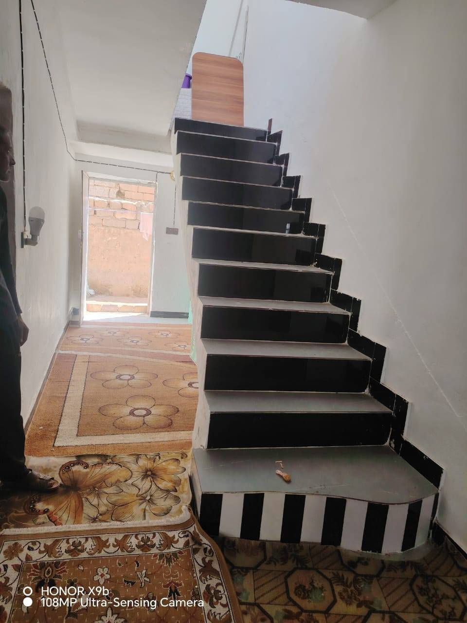 السلام عليكم ورحمة الله وبركاته بيت للبيع نظيف كلش ٣٠٠ متر مطلوب مبادره قرب كراج الحولي البيت يتكون ٢غرف وبراني وصاله ومطبخ وساحه وحديقه وصحيات ***********
