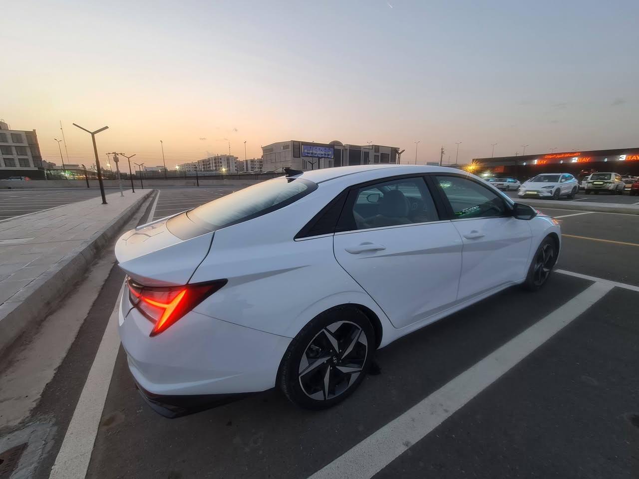 2023 HYUNDAI ELANTRA HYBRID LIMITED
#هونداي #النترا 23 #هايبرد لمتد فول مواصفات اللون آبيض / بدون ايرباك بجم كبس .
الحادث / جنطه 

وارد امريكي رقم بغداد انكليزي جديد باسمي تحويل ثاني يوم

مواصفات امريكية 🇺🇸 
. فتحه سقف سلايد روف  
. بصمه 
. شاشة متصلة كبيرة ديجيتال 
• الممشى // ٤٦ m 
. بصمه أبواب دخول ذكي مع ترحيب 
. وضعيات القيادة 5 آنظمه 
[[ اوتوماتيك ١ سبورت ٢ نورمال ٣ ايكو ٤ اس سبورت ٥ عادي ]] 
. تشغيل عن بعد 
. كشنات تدفئة & تبريد 
. خزن كشنات 
. رادارات امامية قيادة ذاتية والحفاظ على المسار
. رادارات جانبية نقط عمياء
. رادارات خلفية تنبيه عبور + بريك ذاتي
. لدات نهارية امامية أشارت مري 
. بك لايت خلفي لد شمعة
. مقعد السائق كهرباء + مساج
. سستم صوت Bose
. كشنات جلد كريمي مطعم كابوي 

هاتف ، واتساب / ***********
