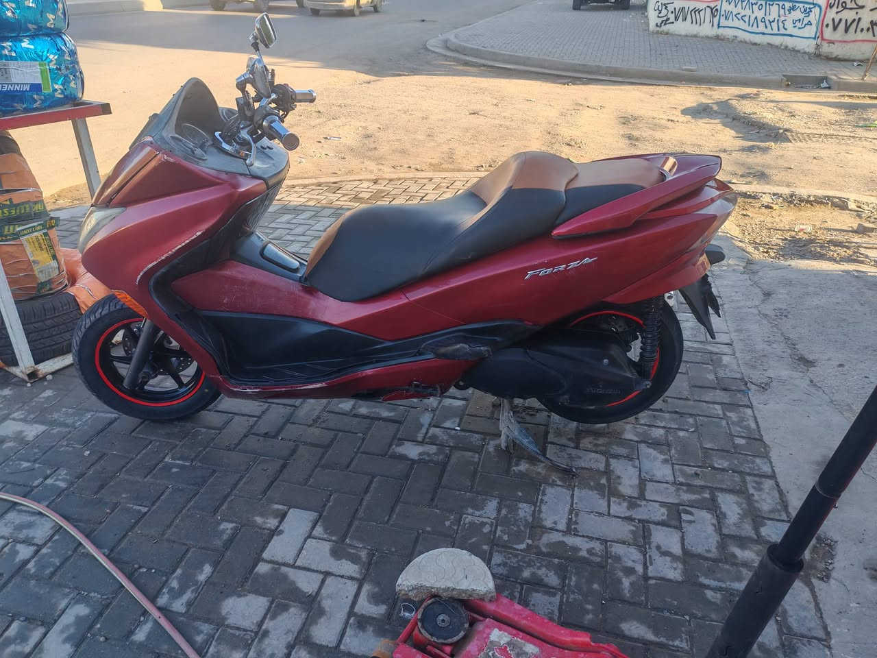 دراجة فولزة 0/10للبيع دراجة كير ومحرك فول 7كير نواقص بسيطة كلش كهربئيات كلهة شغالة
السعر1850وبيهة مجال ***********
