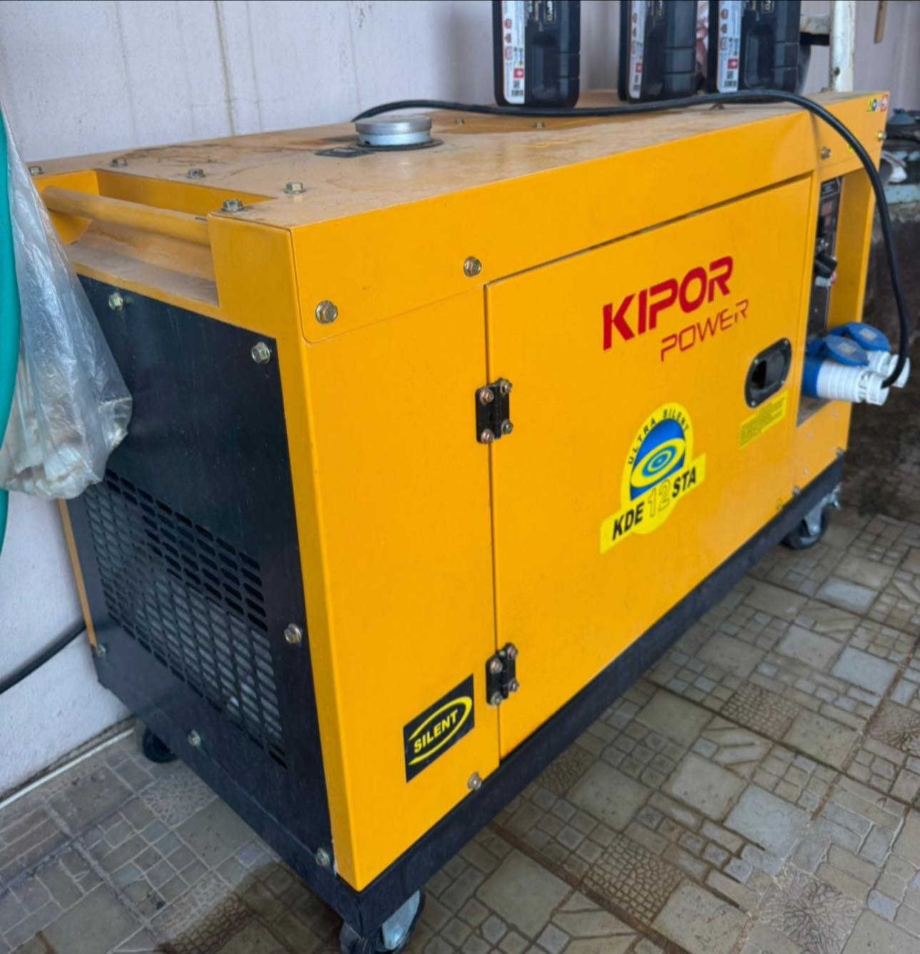 السلام عليكم
🔹 مولدة ديزل للبيع

مولدة Kipor KDE12STA سايلنت بحالة جيدة جداً.

- القدرة: تقريباً 12 KVA  
- الوقود: ديزل  
- النوع: Silent صوت هادئ  
- تشغيل ستارتر + بطارية  
- مناسبة للبيت أو المحلات  
- نظيفة وتشتغل بدون مشاكل

المولدة جاهزة للفحص والتجربة.

 المكان:كركوك   
💰 السعر:1,800,000 
مليون وثمانمية

***********
