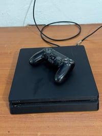 Ps4 slim 1TB. 200الف 1جوستك اصلي.       ١) قرص باتل فيلد 1 1جوستك تجار...
