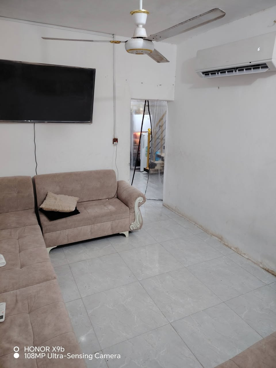 بيت 120 متر ب سكله الكرعاوي يم مولدة صدام يحتوي ع غرفه وصاله ومطبخ جبير وطارمه جبيرة وحديقه بيها بيت كوله بورسلين من باب البيت للغرفه رقم التليفون *********** فقط واتساب السعر 25

