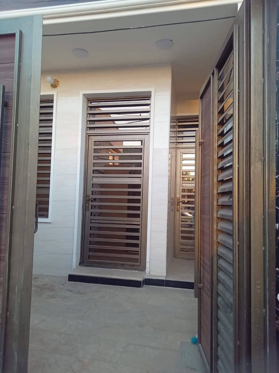 دار للبيع  100 متر واجهة 5 نزال 20 متر  استقبال حولي مطبخ غرفة نوم خدمات
طابق الثاني 2 غرف نوم 
العنوان الشعب قرب العيادة محلة 339 
للستفسار مكتب الصدور للعقارات
*********** ابو صدور
***********ابو كرار
عنوان المكتب الشعب قرب العيادة الشعبية
