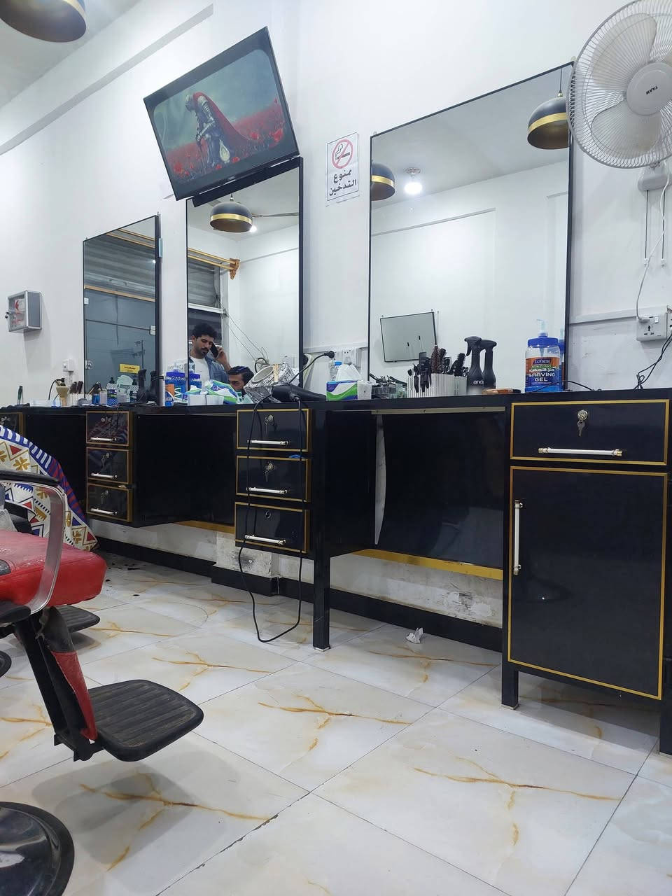 اسلام عليكم
ميز حلاقه تفصال المنيوم  
ا4 متر العرض 40 معااا امرايات 3 اماميه و2 خلفيه  كراسي 2 معرض حديد وخشب وباقي التفاصيل اتصل على الرقم البصره الهارثه  ***********
