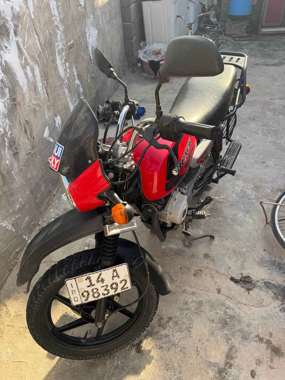 سلام عليكم ورحمة الله . 

بوكسر موديل ٢٠٢٤ سنوية و رقم انگليزي بأسمي . كير محرك على وضع الشركة كهربائيات كلها شغالة نگره سلف بس الكيلو متر ما يشتغل . الدراجة استخدام شخصي اروح وارجع بيها من الجمهورية إلى حي الاحرار شارع الميثاق قرب المحكمة باليوم مره وحدة أو مرتين اروح وارجع . إدامة مستمرة تبديل دهن اصلي دراجه ما متعوبة ولا مشتغلة دلفري ابد ابد ..

                السعر مليونين و ٤٥٠ ألف وبيه مجال 

للأستفسار / *********** البصرة, العراق
