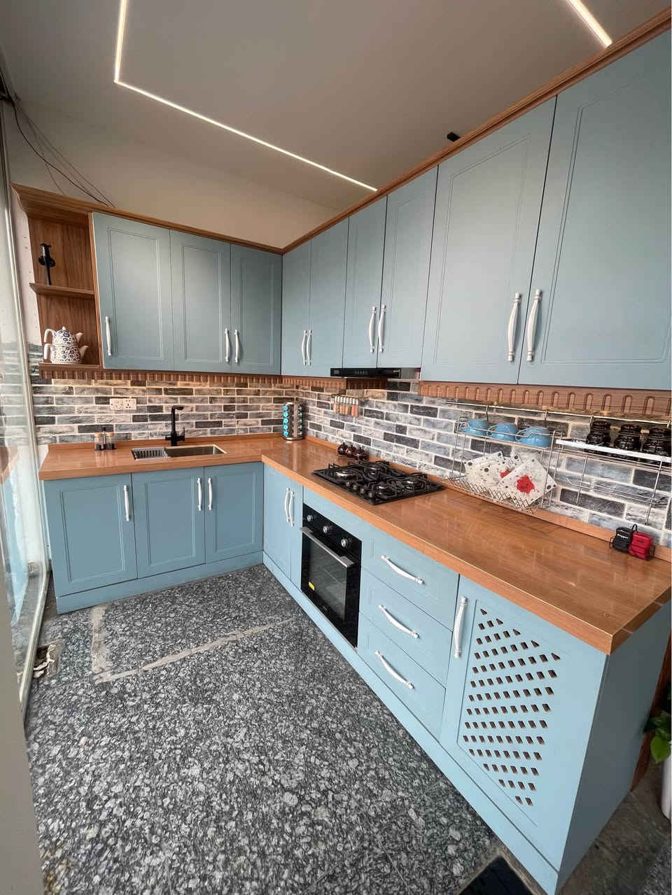 مطبخ هيكل الالمنيوم والابواب hdf جهه سنك 190 سم وجهه الطباخ 275سم  للبيع  جديد غير مستعمل 
السعر مليون و650 بدون اجهزه *********** 
 يحتوي عل سلات  عدد5
مكان الدوره شارع 60 بغداد, العراق
