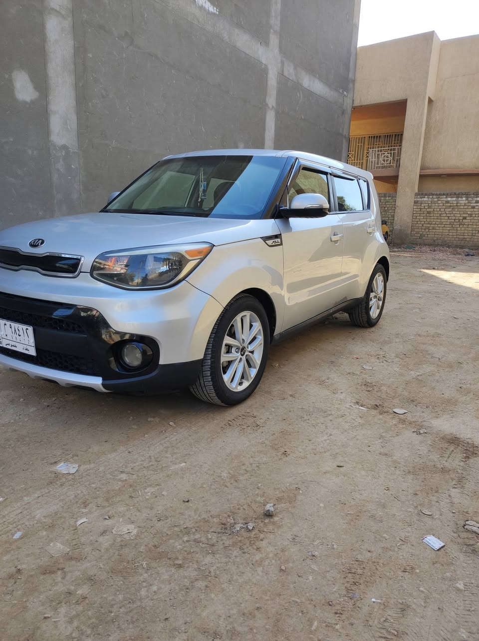 السلام عليكم 

كيا صول موديل 2018 رقم بغداد وارد امريكي بنيد مبدل نفس الون وجاملغ صبغ مكينه 2000 مكينه كير حداديه كفاله ماشيه 81 مكاني بابل السعر 125 وبيه مجال قليل ***********
