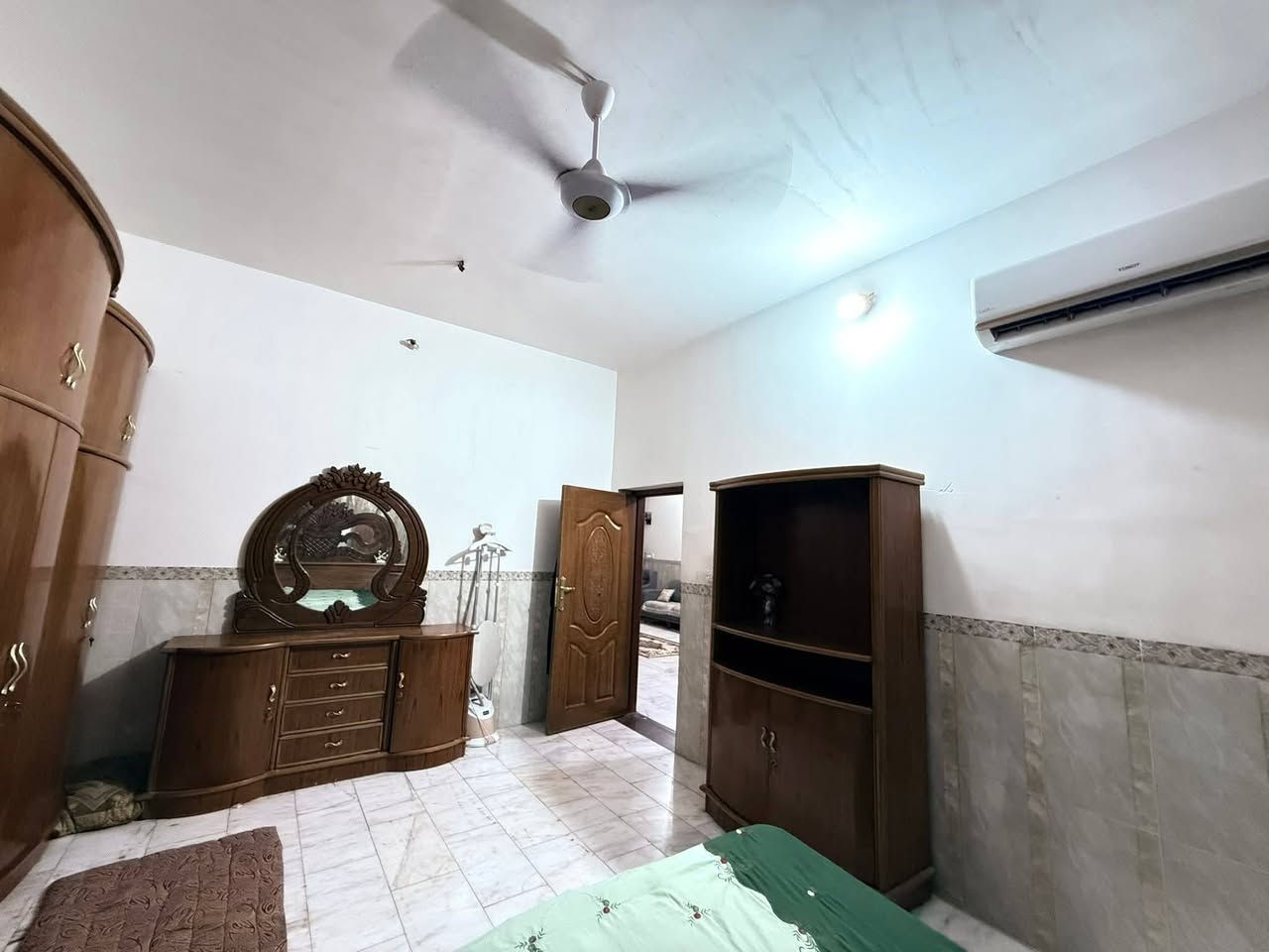 البيت للبيع طابو صرف المساحه 300متر بناء حديث 2غرف نوم صاله 4/9ستقبال 4/8مطبخ حار +مطبخ بارد مجمع صحيات داخلي وخارجي موقع البيت على ساحه منتزه خدمات ماء وكهرباء ومجاري علمن ان سقف البيت صب كونكريت +رباط للأستفسار اتصل على رقم ***********
