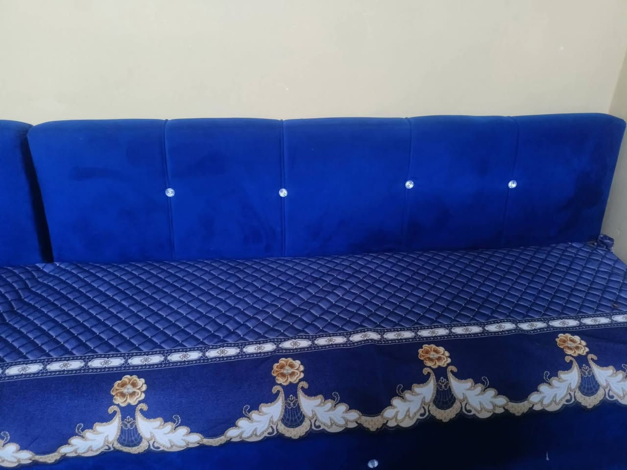 ديوان للبيع السعر 160 وبي مجال رقم الهاتف ‏‪***********‬‏
