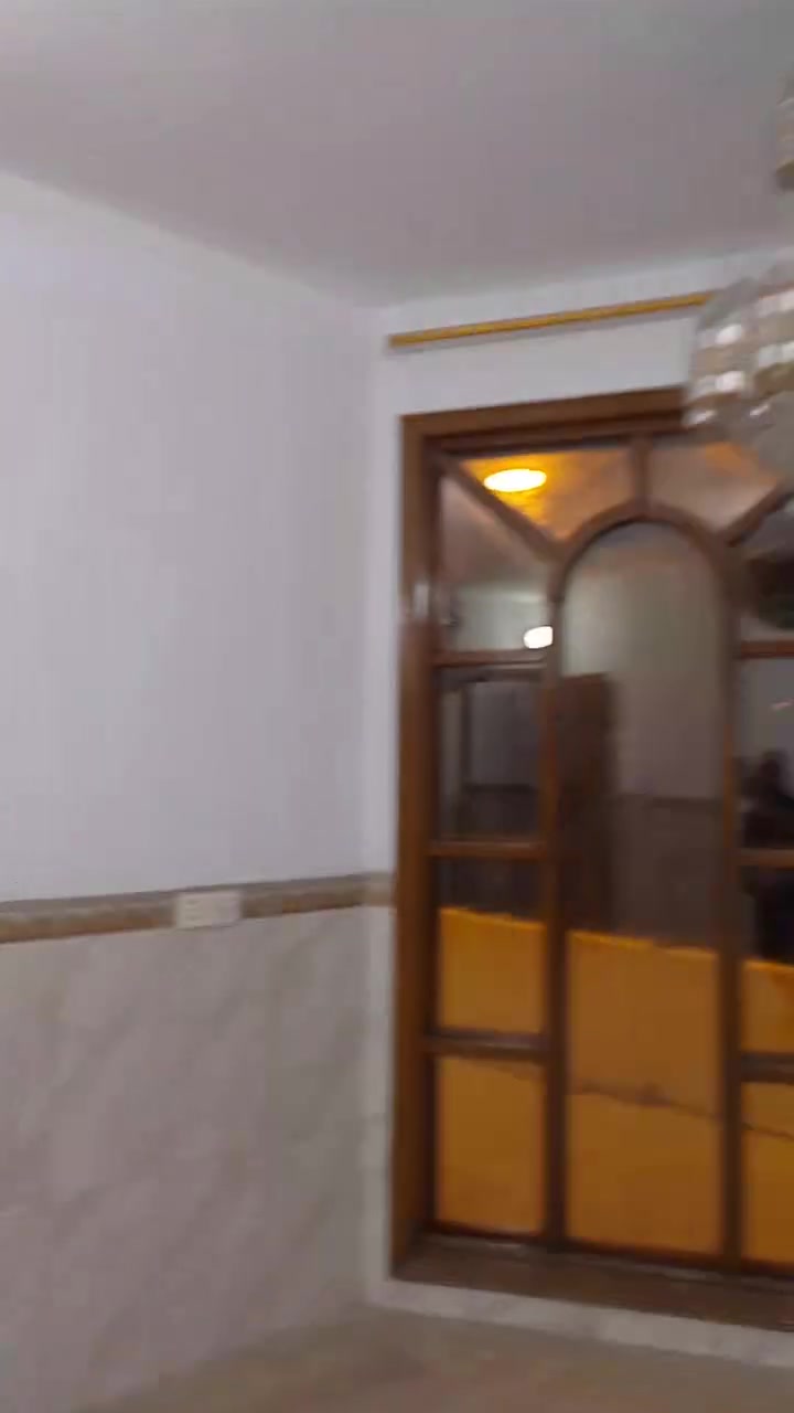 السلام عليكم عندي بيت للايجار في منطقه حي الجامعه المرسلات طابق ثاني مساحه 125يحتوي على صاله ومطبخ ومرمر وغرفه نوم وحمام شرقي وغربي والبيت جاهز وكامل  من كلشي من كهربائات كامل مكمل مابي اي نقص الاسفسار هذا رقمي 
*********** بي واتساب
